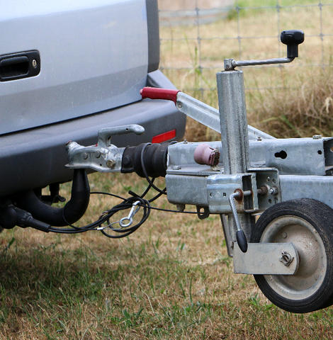 Location de véhicule avec attelage pour tracter une remorque, une caravane, un bateau
